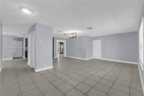 House in Miami, Florida 4 bedrooms, 175.21 sq.m. № 1847732 - photo 4