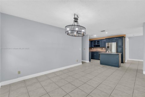 House in Miami, Florida 4 bedrooms, 175.21 sq.m. № 1847732 - photo 10