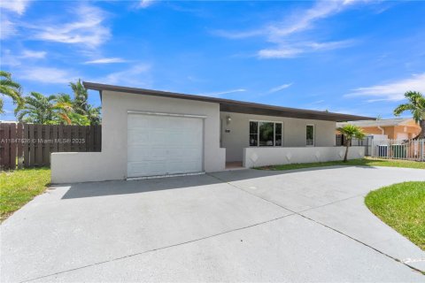 House in Miami, Florida 4 bedrooms, 175.21 sq.m. № 1847732 - photo 2