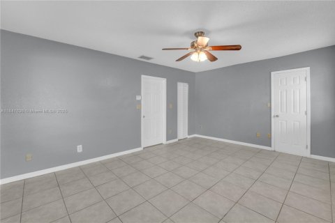 House in Miami, Florida 4 bedrooms, 175.21 sq.m. № 1847732 - photo 22