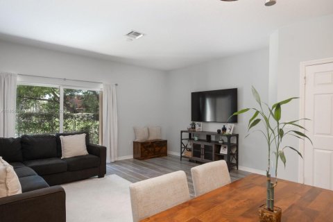 Townhouse in North Lauderdale, Florida 2 bedrooms, 130.43 sq.m. № 1890211 - photo 8