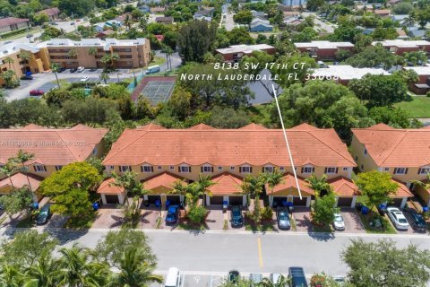 Townhouse in North Lauderdale, Florida 2 bedrooms, 130.43 sq.m. № 1890211 - photo 2