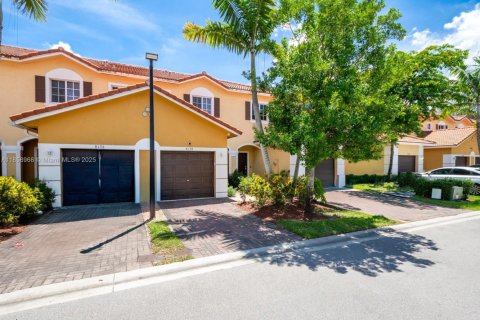 Townhouse in North Lauderdale, Florida 2 bedrooms, 130.43 sq.m. № 1890211 - photo 1