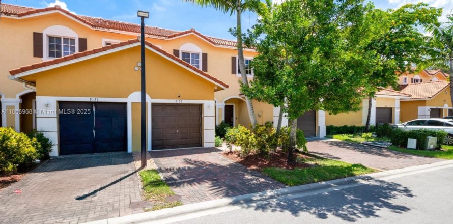 Townhouse in North Lauderdale, Florida 2 bedrooms, 130.43 sq.m. № 1890211