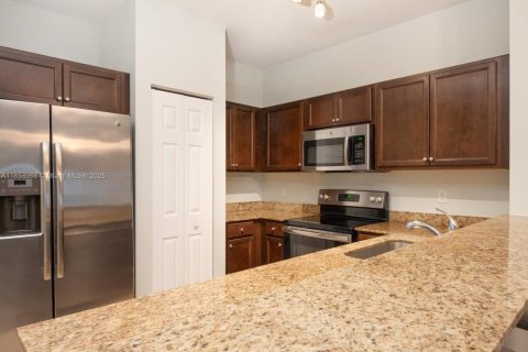 Townhouse in North Lauderdale, Florida 2 bedrooms, 130.43 sq.m. № 1890211 - photo 4