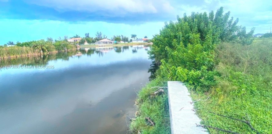 Terrain à Cape Coral, Floride № 2158092