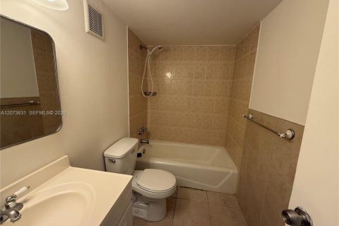 Copropriété à louer à Hallandale Beach, Floride: 1 chambre, 65.03 m2 № 2352810 - photo 9