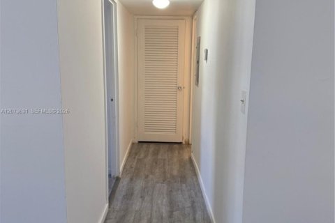 Copropriété à louer à Hallandale Beach, Floride: 1 chambre, 65.03 m2 № 2352810 - photo 25