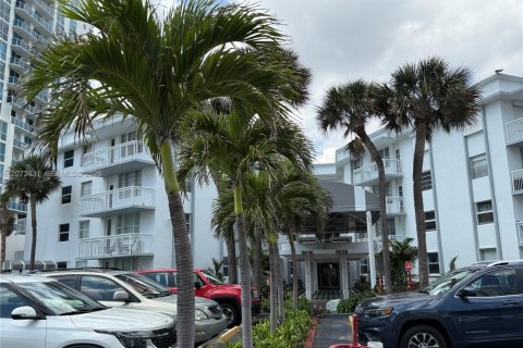 Copropriété à louer à Hallandale Beach, Floride: 1 chambre, 65.03 m2 № 2352810 - photo 2