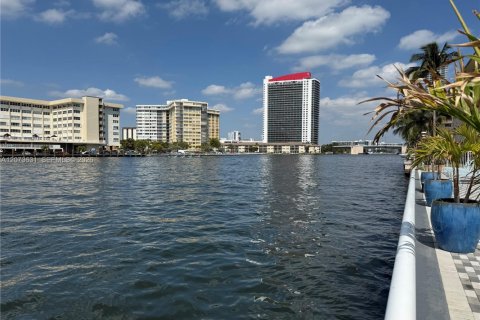 Copropriété à louer à Hallandale Beach, Floride: 1 chambre, 65.03 m2 № 2352810 - photo 23