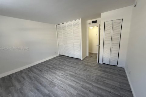 Copropriété à louer à Hallandale Beach, Floride: 1 chambre, 65.03 m2 № 2352810 - photo 12