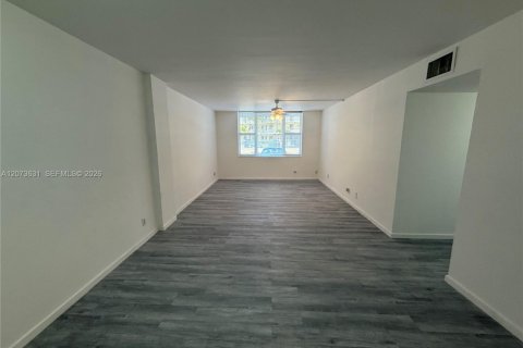 Copropriété à louer à Hallandale Beach, Floride: 1 chambre, 65.03 m2 № 2352810 - photo 15