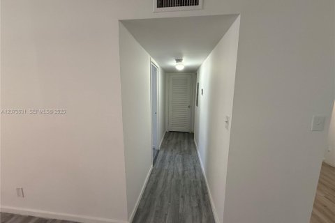 Copropriété à louer à Hallandale Beach, Floride: 1 chambre, 65.03 m2 № 2352810 - photo 13