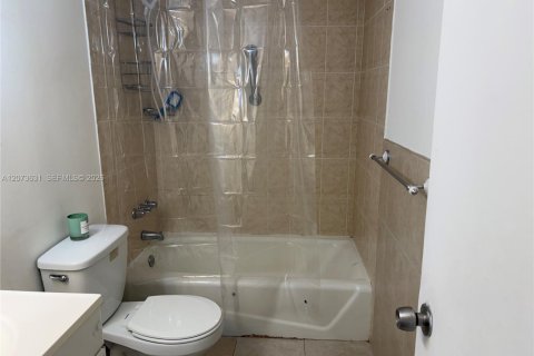 Copropriété à louer à Hallandale Beach, Floride: 1 chambre, 65.03 m2 № 2352810 - photo 27