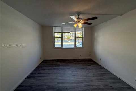 Copropriété à louer à Hallandale Beach, Floride: 1 chambre, 65.03 m2 № 2352810 - photo 8