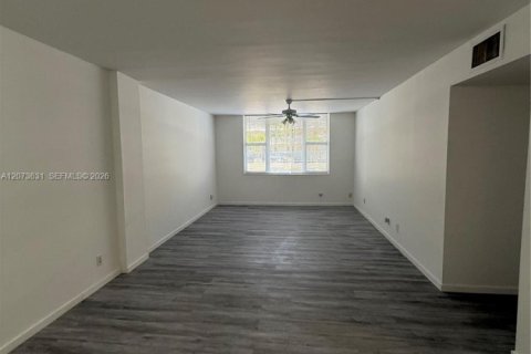Copropriété à louer à Hallandale Beach, Floride: 1 chambre, 65.03 m2 № 2352810 - photo 4