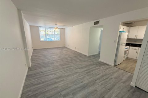 Copropriété à louer à Hallandale Beach, Floride: 1 chambre, 65.03 m2 № 2352810 - photo 14