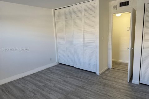 Copropriété à louer à Hallandale Beach, Floride: 1 chambre, 65.03 m2 № 2352810 - photo 28