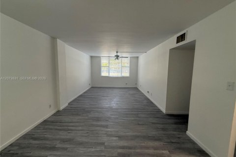 Copropriété à louer à Hallandale Beach, Floride: 1 chambre, 65.03 m2 № 2352810 - photo 3