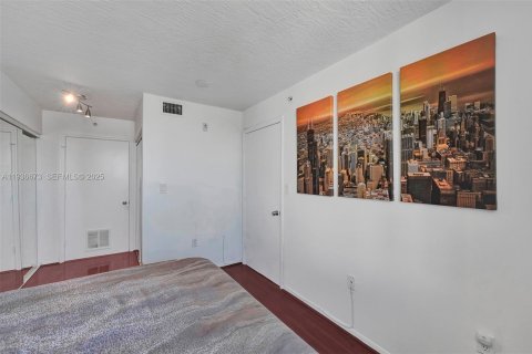 Condo in Miami, Florida, 1 bedroom  № 1994769 - photo 11