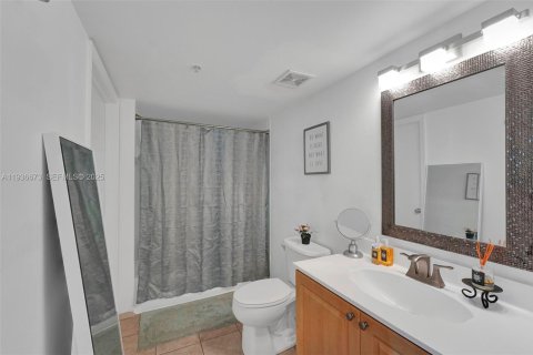 Condo in Miami, Florida, 1 bedroom  № 1994769 - photo 9