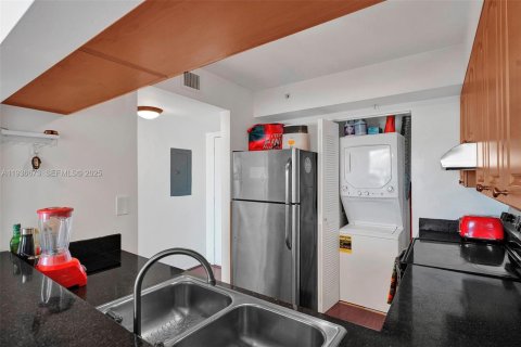Condo in Miami, Florida, 1 bedroom  № 1994769 - photo 7