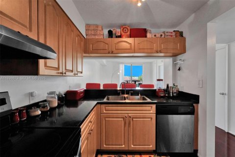 Condo in Miami, Florida, 1 bedroom  № 1994769 - photo 6