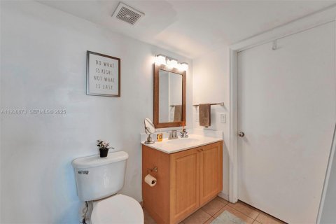 Condo in Miami, Florida, 1 bedroom  № 1994769 - photo 8