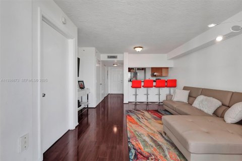 Condo in Miami, Florida, 1 bedroom  № 1994769 - photo 3