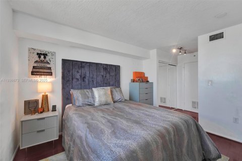 Condo in Miami, Florida, 1 bedroom  № 1994769 - photo 12