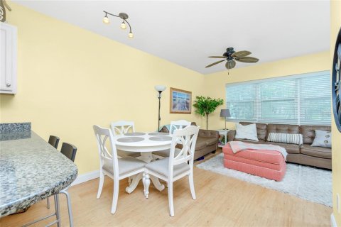 Condo in Englewood, Florida, 2 bedrooms № 2091898 - photo 10