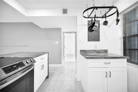 Condo in Pompano Beach, Florida, 2 bedrooms  № 1752061 - photo 8