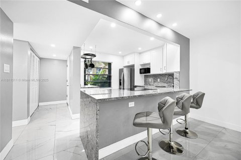 Condo in Pompano Beach, Florida, 2 bedrooms  № 1752061 - photo 1