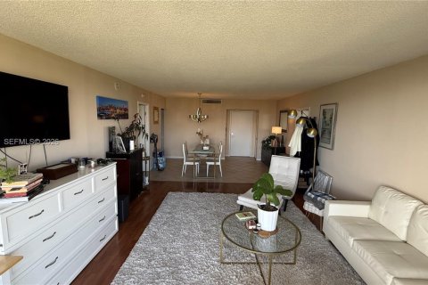 Condominio en alquiler en Miami, Florida, 2 dormitorios, 113.25 m2 № 2030608 - foto 3
