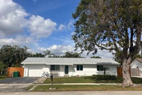 House in Davie, Florida 3 bedrooms, 113.53 sq.m. № 1874665 - photo 1