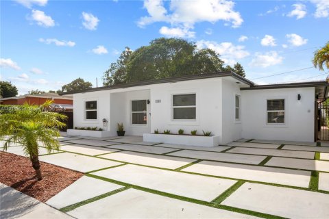Villa ou maison à louer à Miami, Floride: 5 chambres, 209.12 m2 № 1940627 - photo 1
