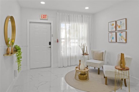 Villa ou maison à louer à Miami, Floride: 5 chambres, 209.12 m2 № 1940627 - photo 2