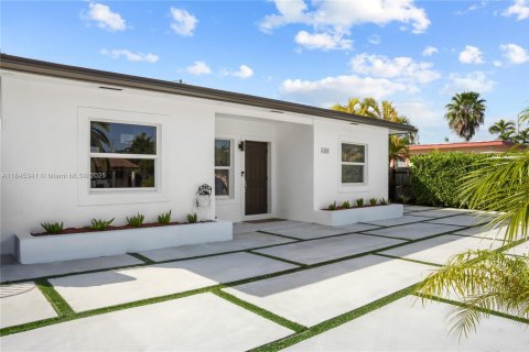 Villa ou maison à louer à Miami, Floride: 5 chambres, 209.12 m2 № 1940627 - photo 30