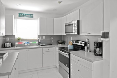 Villa ou maison à louer à Miami, Floride: 5 chambres, 209.12 m2 № 1940627 - photo 22