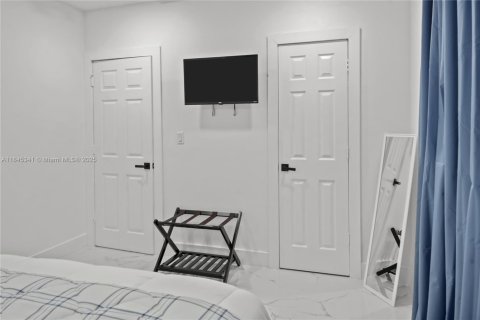 Villa ou maison à louer à Miami, Floride: 5 chambres, 209.12 m2 № 1940627 - photo 13