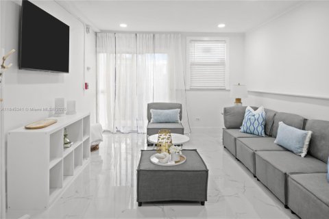 Villa ou maison à louer à Miami, Floride: 5 chambres, 209.12 m2 № 1940627 - photo 17