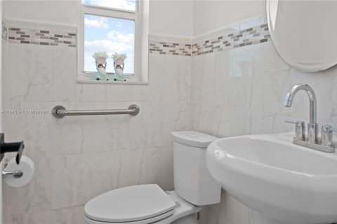 Villa ou maison à louer à Miami, Floride: 5 chambres, 209.12 m2 № 1940627 - photo 10