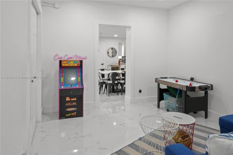 Villa ou maison à louer à Miami, Floride: 5 chambres, 209.12 m2 № 1940627 - photo 15