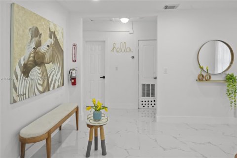 Villa ou maison à louer à Miami, Floride: 5 chambres, 209.12 m2 № 1940627 - photo 5