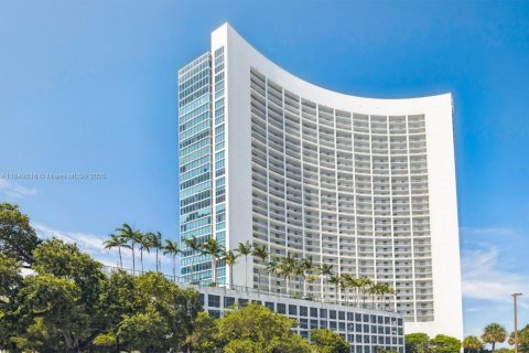 Condo in Miami, Florida, 2 bedrooms  № 1852028 - photo 1