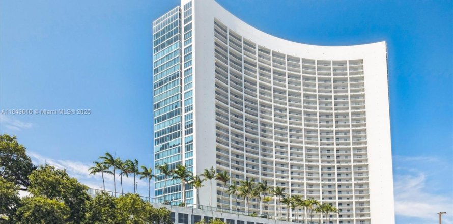 Condo in Miami, Florida, 2 bedrooms № 1852028