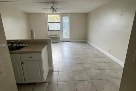 Condominio en alquiler en Coral Springs, Florida, 43.48 m2 № 1997847 - foto 2