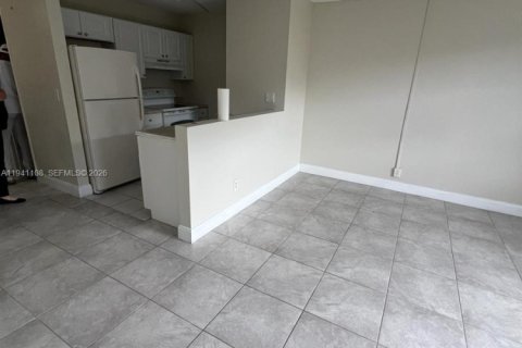 Estudio en el Condominio en Coral Springs, Florida  № 1997847