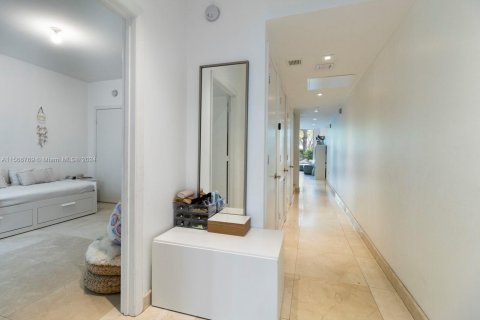 Condo in Miami Beach, Florida, 3 bedrooms  № 1862669 - photo 16
