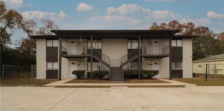 Immobilier commercial à Spring Hill, Floride 8 chambres, 490.52 m2 № 2403038